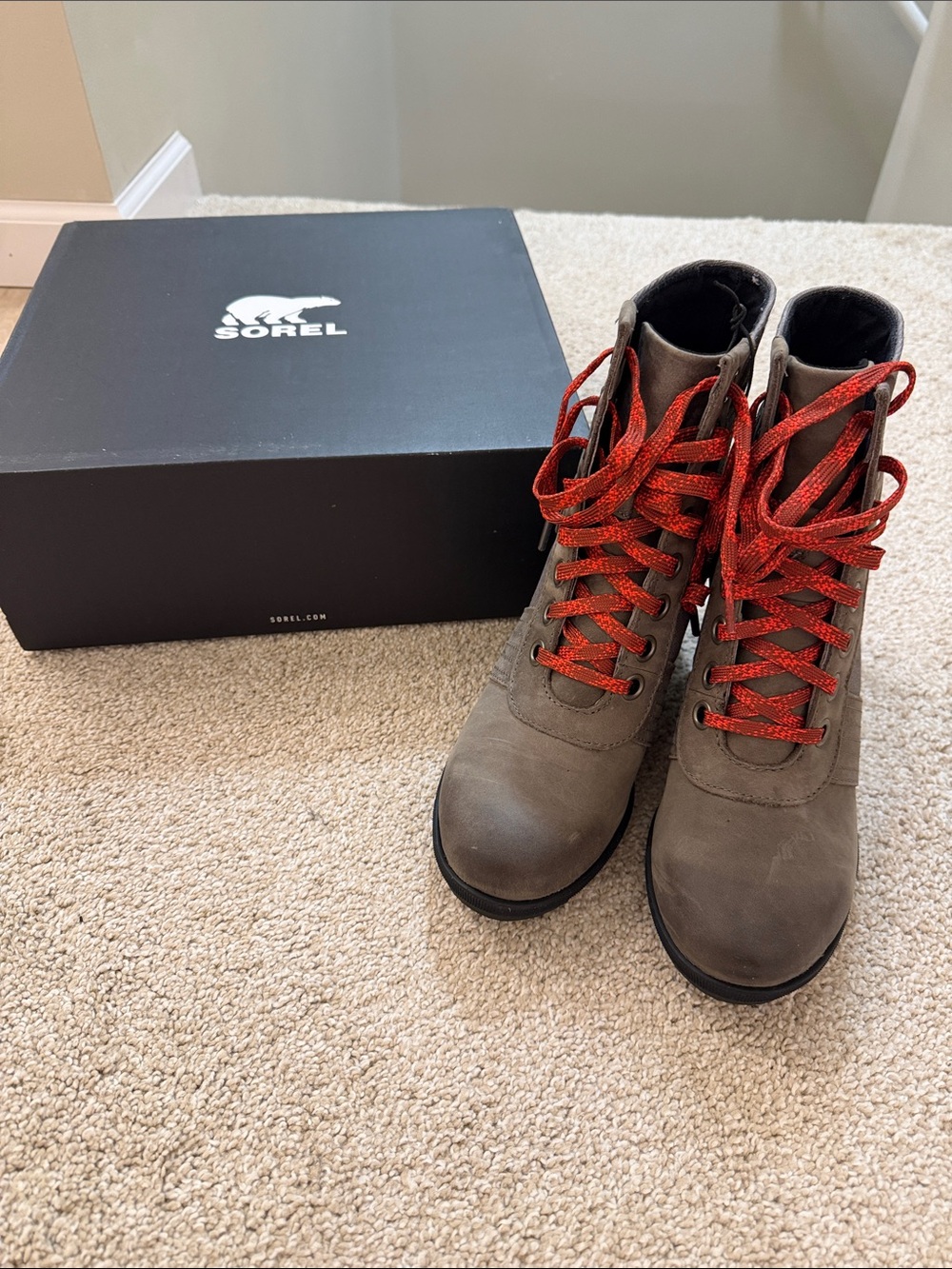 Sorel Women's Gray Lace-Up Boots with Red Laces